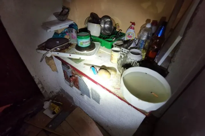 Из квартиры, больше напоминавшей помойку, полицейские забрали двоих маленьких детей