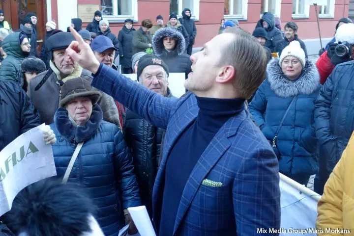 Гобземс: где Кариньш? Народ стабильно живет в нищете, а они озабочены VIP-карточками