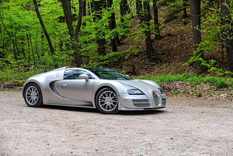 Бедные крестьяне? Латвийские фермеры могут себе позволить Porsche и Jaguar
