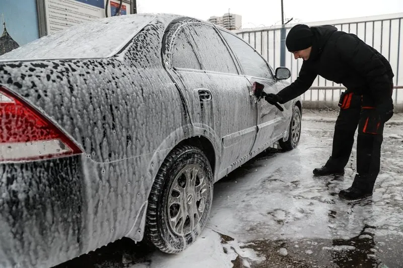 Почему автомобиль моют строго снизу вверх?