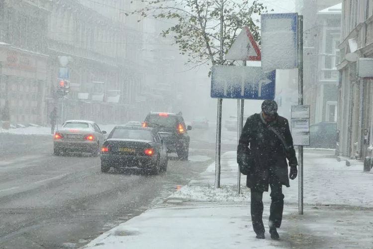 Trešdien gaidāms lietus un sniegputenis, vietām nokrišņi būs stipri