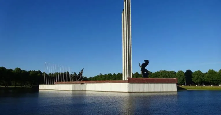 Это дерьмо нужно сносить, а не обновлять: Вейдемане о благоустройстве парка Победы