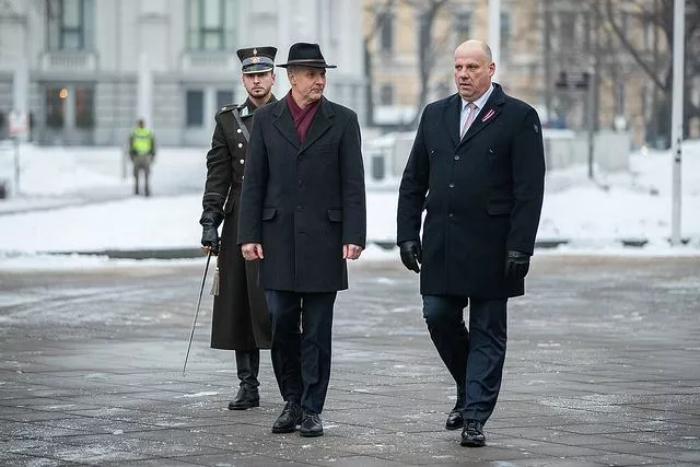 Денег нет учителям и медикам, а Минобороны выплачивает сотрудникам премии от 500 евро до 1400 евро