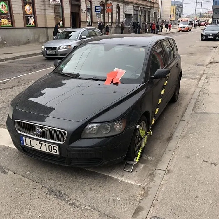 В центре Риги на платной парковке оставили машину. Штраф уже — 1100 евро!