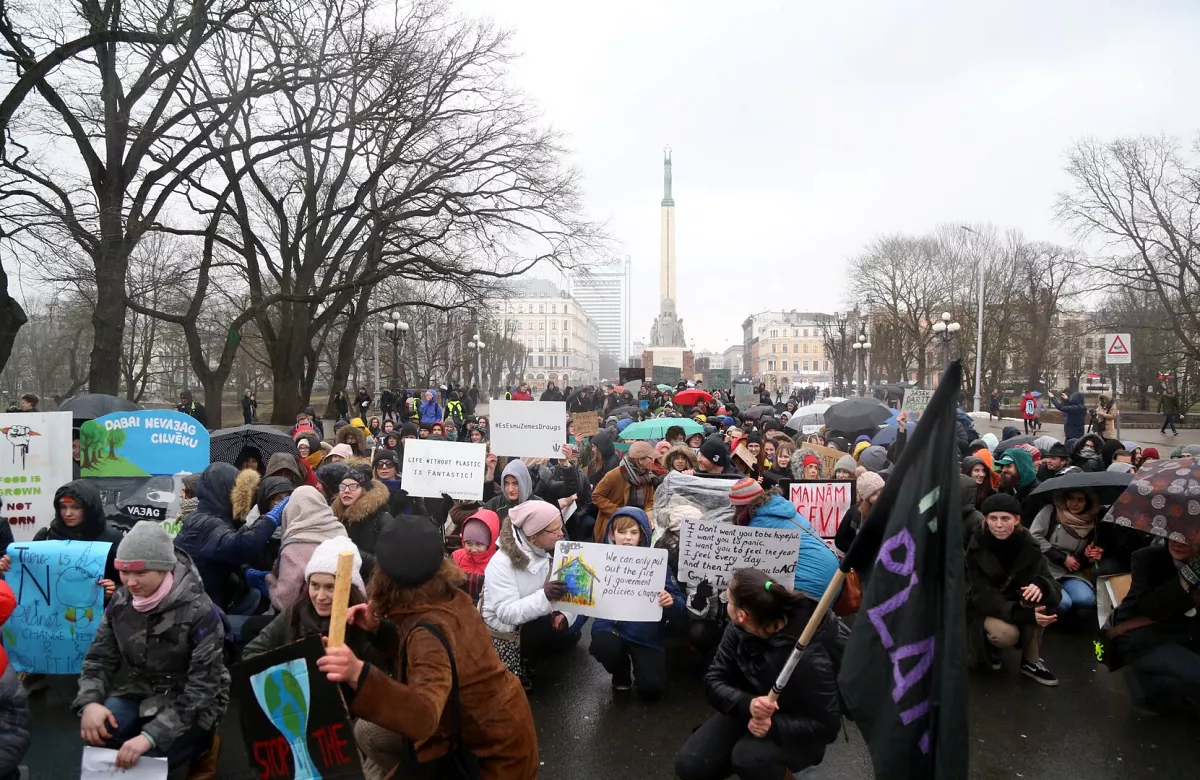 Меняйте политику, а не климат: в Риге прошла акция «Глобальная забастовка ради будущего» (фото)