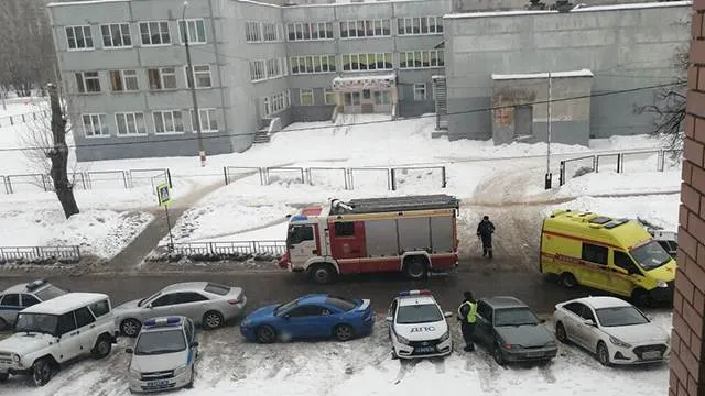 Неизвестные открыли стрельбу по прохожим у российской школы