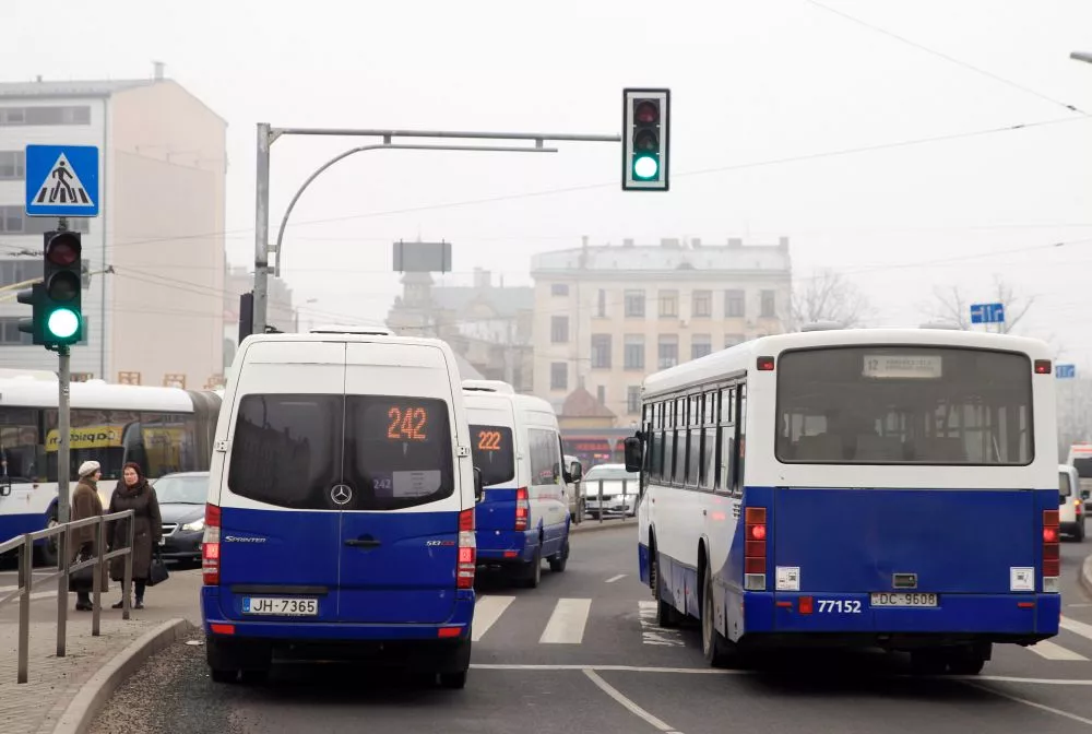 Количество перевезенных наземным транспортом пассажиров в первом полугодии резко уменьшилось