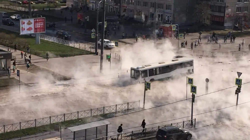 В Петербурге автобус с людьми провалился в кипяток