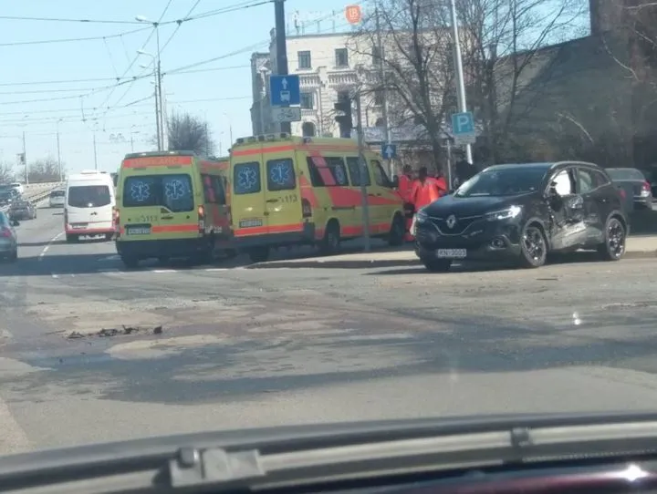 Не уступил? «Рено» столкнулся со «скорой» у Земитанского моста