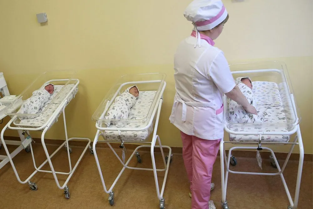 К войне или к миру? В Латвии пересчитали новорожденных мальчиков и девочек