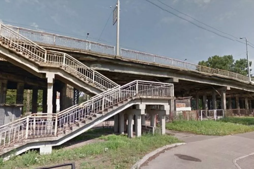 Uz Brasas tilta Rīgā jau tiek montētas tramvaja sliedes un vadi