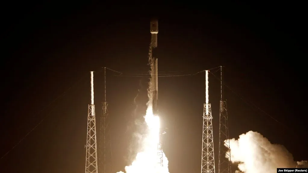 SpaceX вывела на орбиту 60 спутников. Их можно увидеть из Риги!