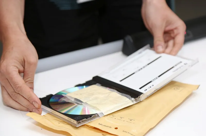 Полтонны наркотиков курьерской почтой: таможня и СГД рассказали подробности раскрытого дела