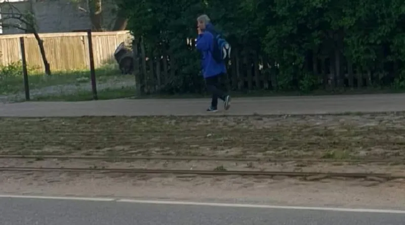Извращенец пристаёт к детям на остановке: родители бьют тревогу, а водителям автобусов по барабану