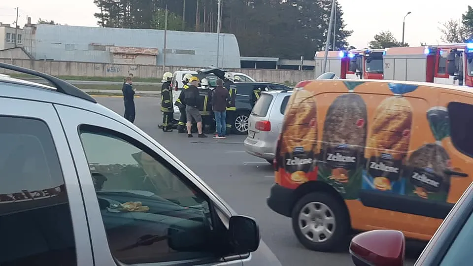 Пожар на парковке у супермаркета: оставленный в авто малыш чуть не сгорел