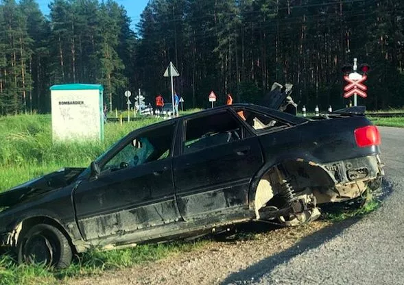 Не проскочил: в Саласпилсе поезд врезался в Audi