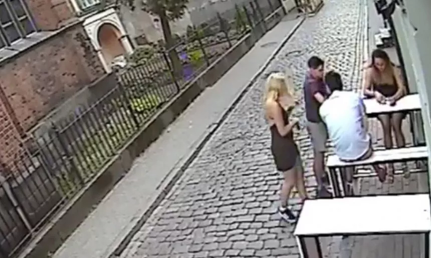 Группа молодежи в Старой Риге разгромила террасу кафе: просят помочь с опознанием