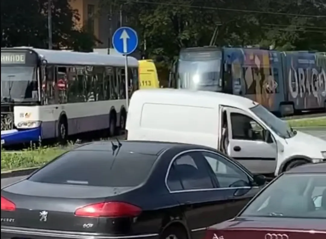 ДТП возле Ботанического сада в Риге: машина влетела в автобус. ВИДЕО