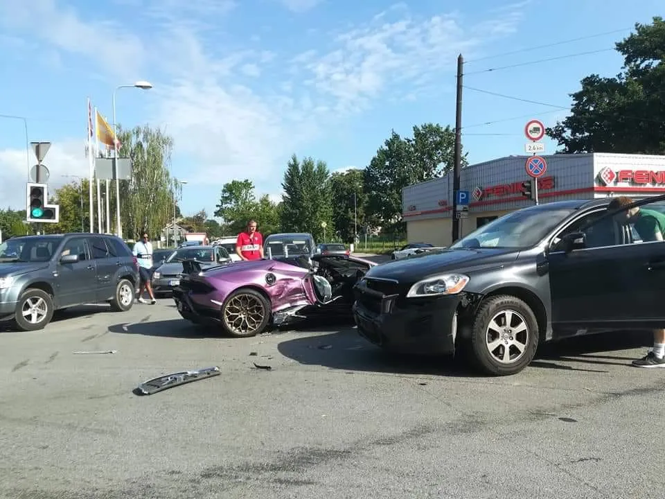 В центре Риги в ДТП попал очень дорогой спорткар (ФОТО, ВИДЕО)