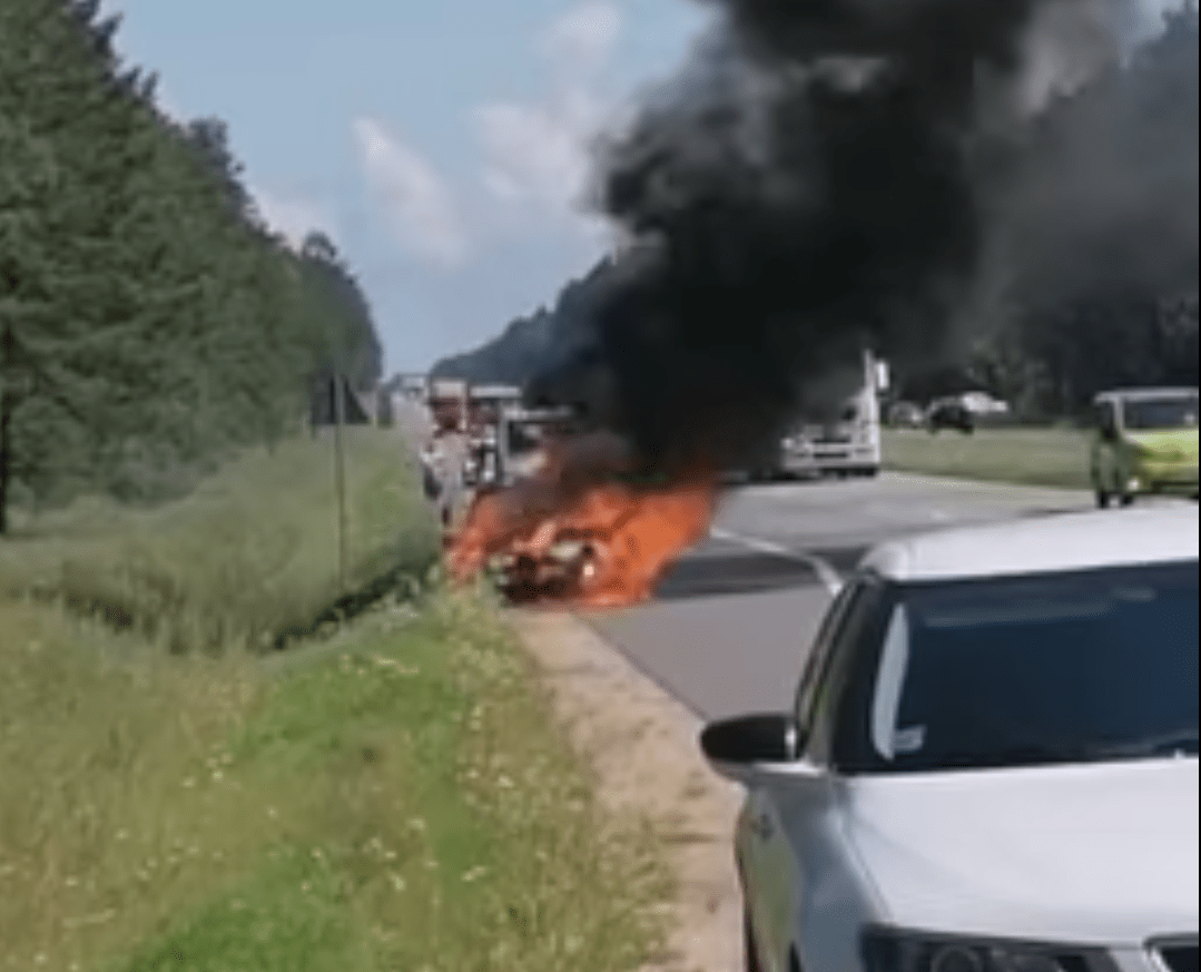 На Сигулдском шоссе открытым пламенем сгорела легковая машина. ВИДЕО