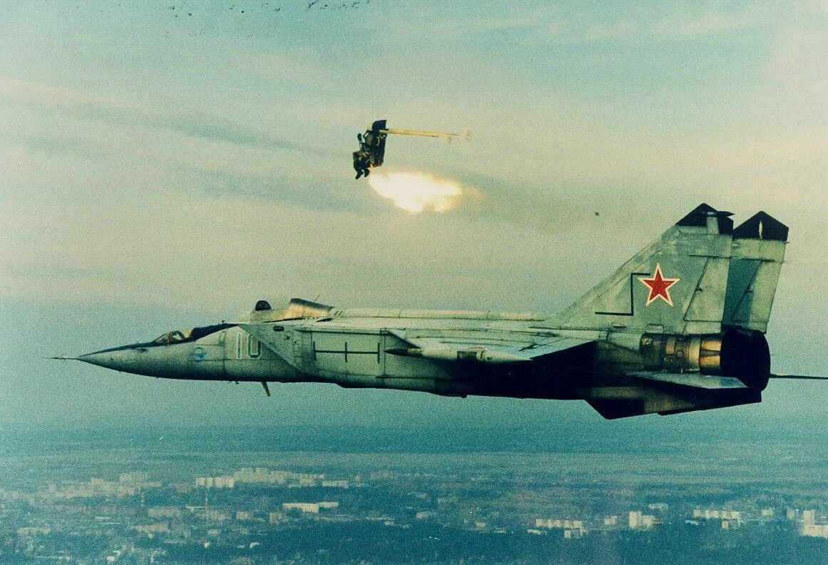 Через всю Европу без пилота: приключения советского МиГ-23 в 1989 году