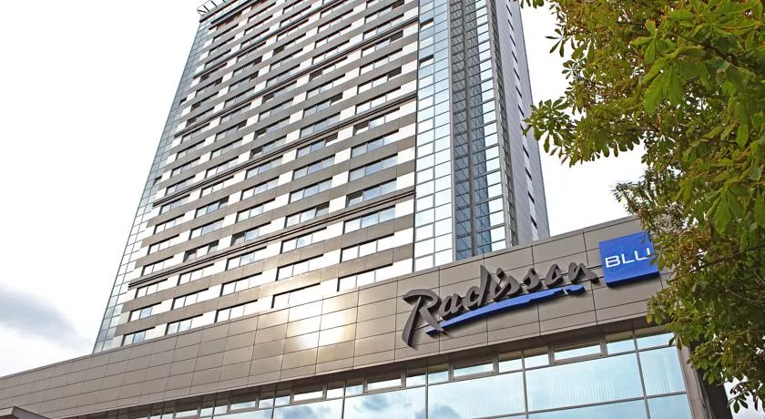 Улица Базницас, около гостиницы Radisson Blu: дорога по которой идти можно, но не желательно — опасно