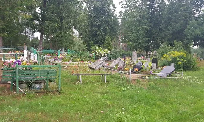 Вырвали кресты и разбросали цветы: в Цесисском крае осквернено православное кладбище