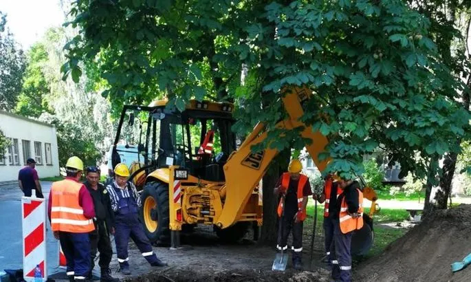 Прорвало! В центре Риги после гидравлической проверки до сих пор нет горячей воды