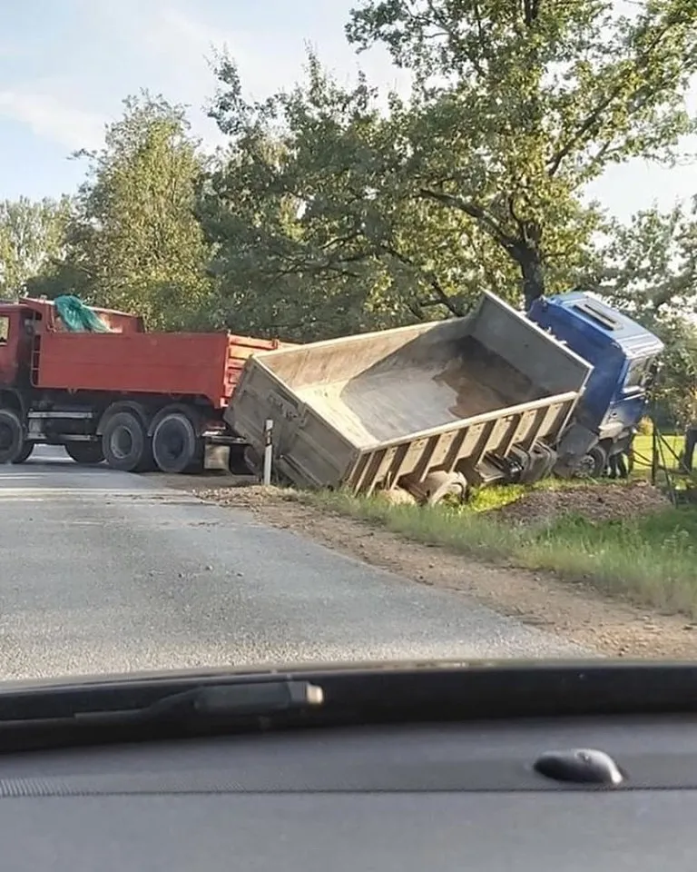 Водители грузовиков решили поиграть в гонки на саласпилской трассе: итог закономерен