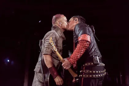 Гитаристы немецкой метал-группы Rammstein поцеловались во время концерта в Москве назло гомофобам
