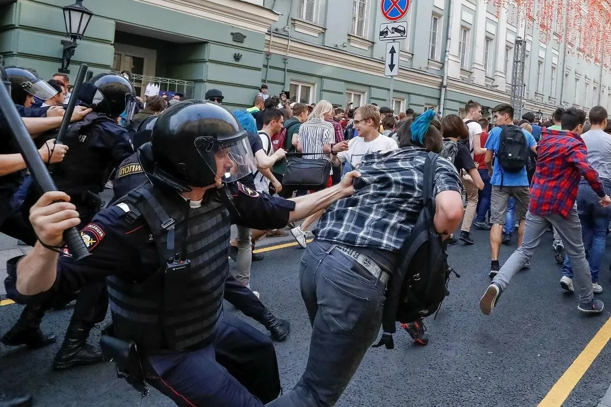 Бьют в Москве, отдаётся в Риге: чему учат Латвию разгоны протестов в России