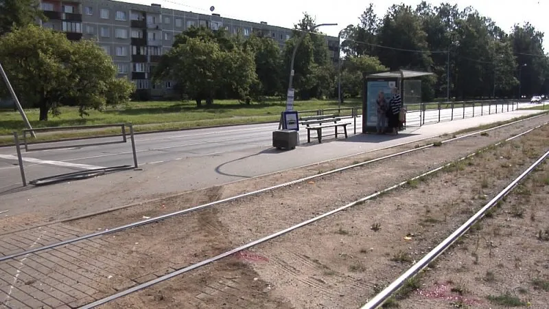 «Стал тормозить, а машину занесло!» В Кенгарагсе микроавтобус снес забор и сбил двух старушек