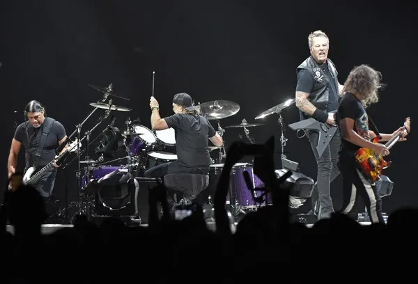 Группа Metallica отменила концерты из-за алкоголизма солиста  