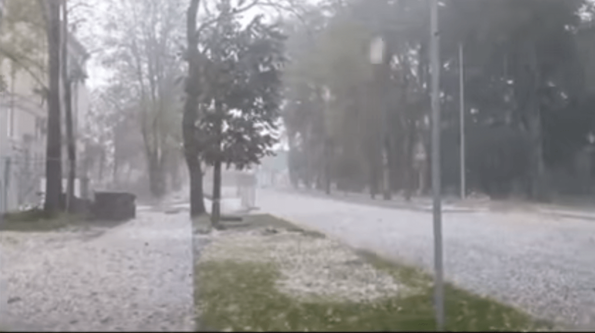 Не рановато ли? В Латгале слепили снеговика. ФОТО
