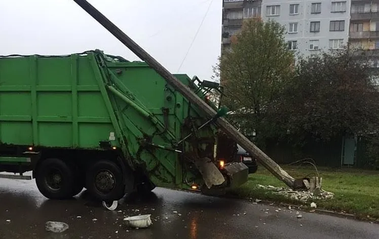 В Риге машина для сбора мусора сбила фонарный столб. ФОТО