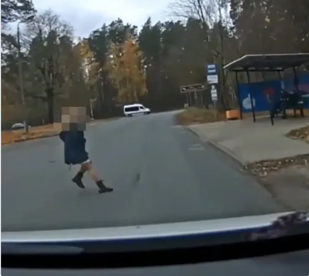 Девочка чуть не погибла под колесами: видео полиции
