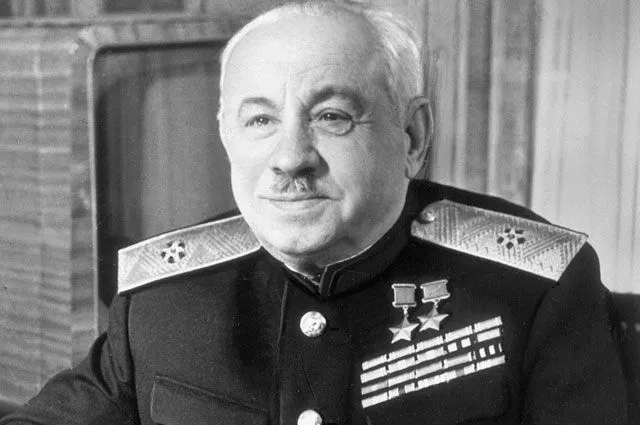 Матрос, чекист, полярник: за что уважают и ненавидят Ивана Папанина?