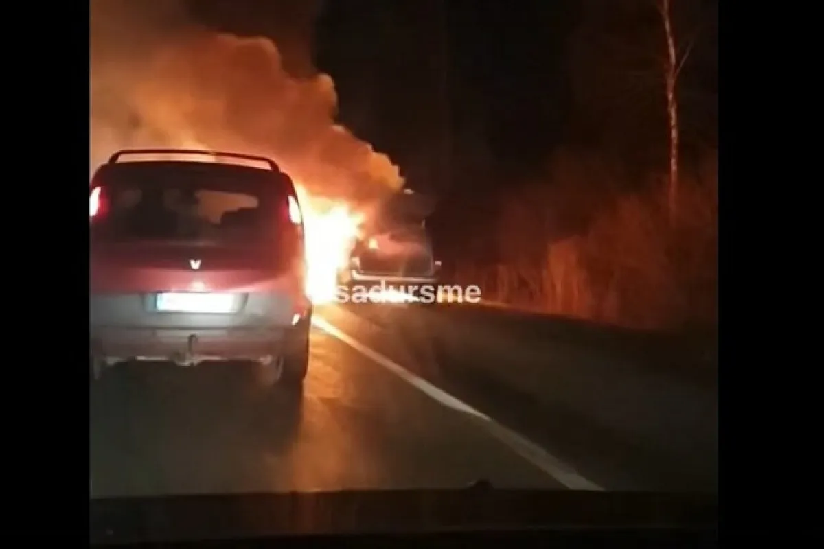 (ВИДЕО). На рижской объездной дороге произошло ДТП, в результате которого загорелся автомобиль