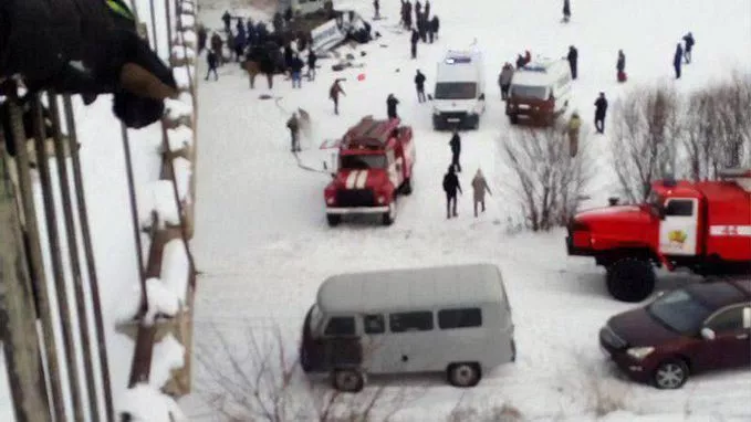 В России автобус с пассажирами рухнул с моста на лед: десятки погибших (ВИДЕО)