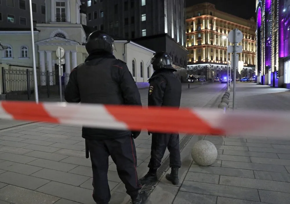 Стрельба в приемной ФСБ на Лубянке в центре Москвы: погибли люди (видео). После затишья новые выстрелы