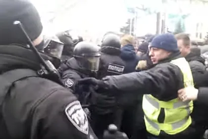 Украинские националисты в Харькове напали на митинг в поддержку русского языка