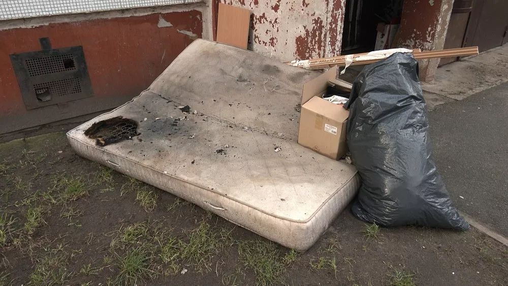 Спал и ничего не слышал: в Плявниеках мужчина чуть не сгорел заживо в своей квартире