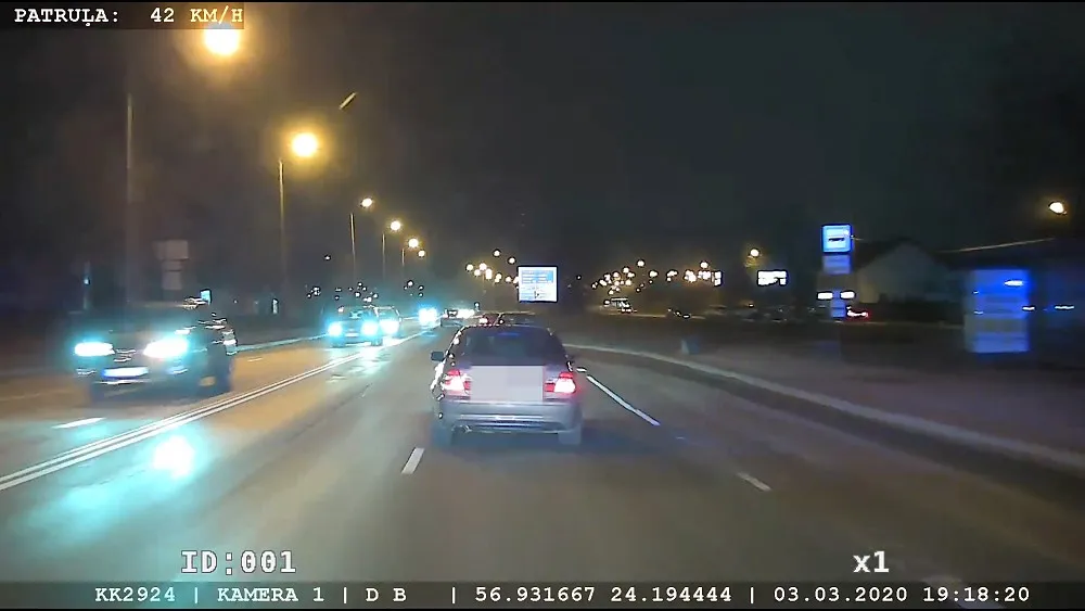 Погоня в Плявниеках: у юного водителя BMW не было прав, зато были запрещенные вещества