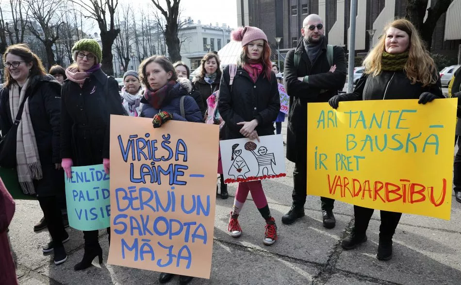 Sieviešu solidaritātes gājiens pulcē aptuveni 250 (foto)