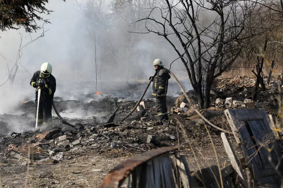Daugavgrīvas šosejas rajonā deguši Rīgas brīvostas teritorijā esoši atkritumi