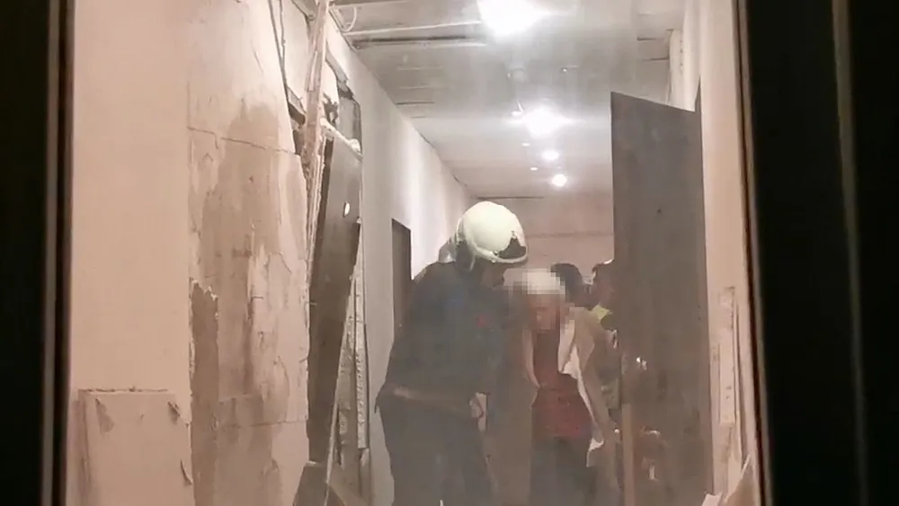 «Выбита дверь, разрушена часть стены»: в Зиепниеккалнсе произошел взрыв. ФОТО