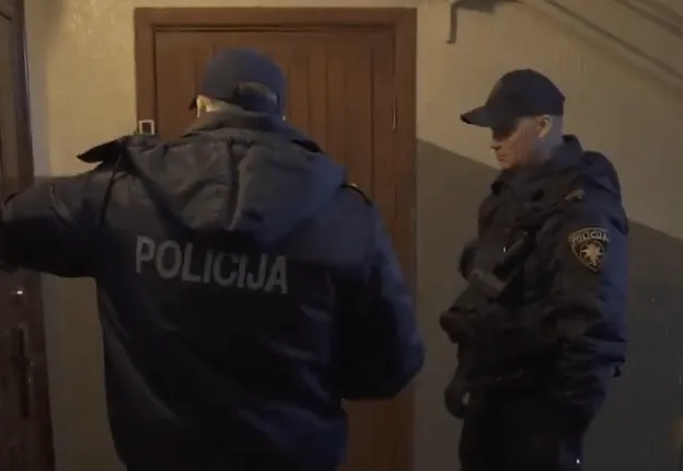 Гость нелегальной вечеринки попытался задушить полицейского из группы, явившейся для проверки шума: случай в Лиепае