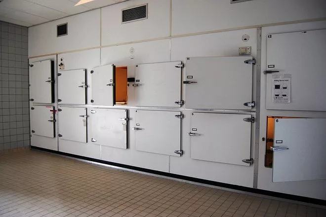 Nepamatota vilcināšanās apglabāt mirušu personu aizskar tiesības uz cieņpilnu izturēšanos pret tās ķermeni