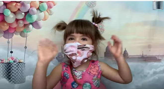 Двухлетняя Кейла из Латвии стала звездой Youtube в Дубае