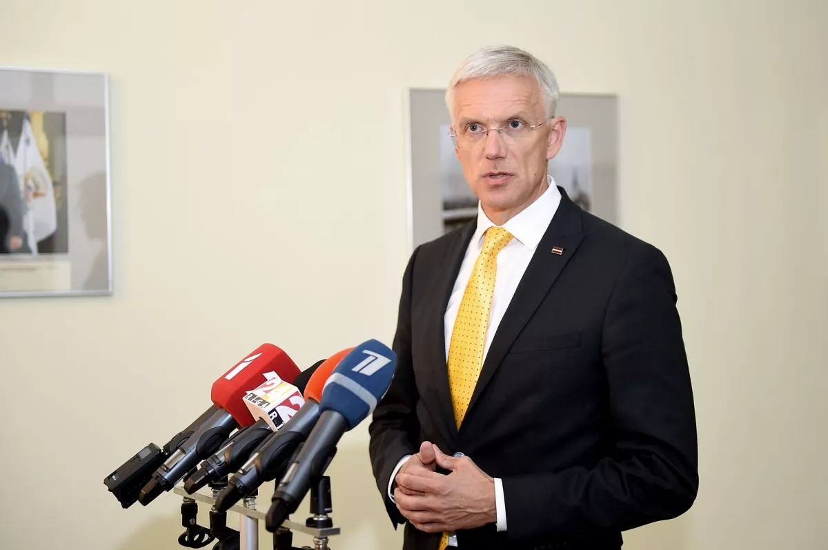 Premjers: Covid-19 izsekošanas lietotnes ļaus palaist sabiedrību brīvībā